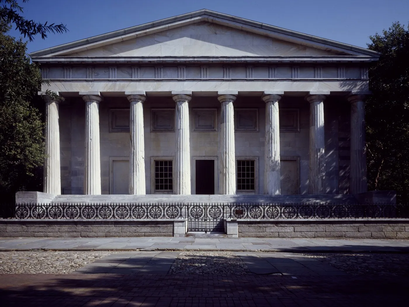 The Second Bank of the United States in Philadelphia, with Doric columns behind an iron fence.